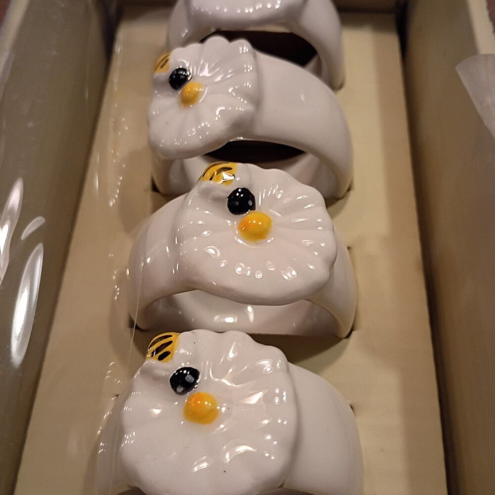 Basil & Bloom bee on flower napkin rings